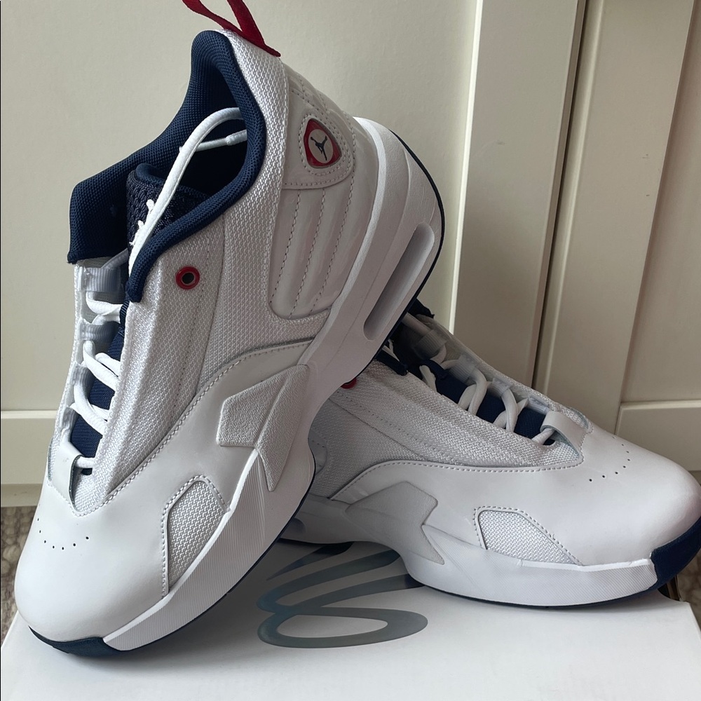 Brand new! Nike Jordan Max Aura 6 Flight FQ8297-100 White Red Navy Sneakers